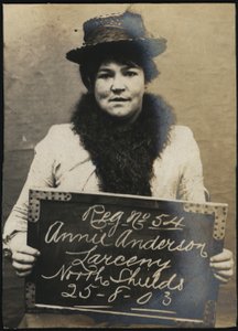 Annie Anderson, arrestert for angivelig tyveri av en klokke, North Shields, Storbritannia, 1903 av Unbekannt Unbekannt